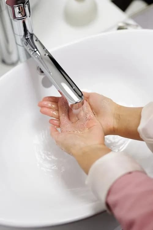 a person washing its hands